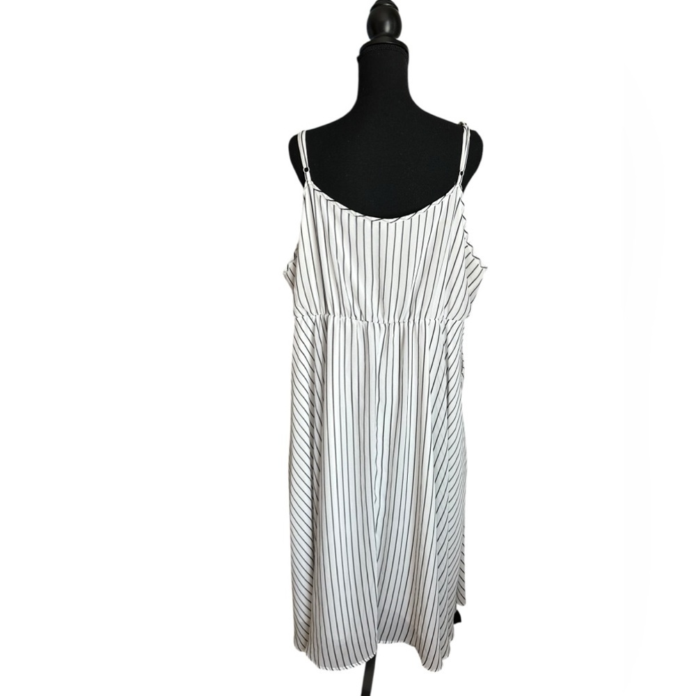 Torrid Midi Chiffon Black and White Stripes Pleated Dress Size 3 - Picture 4 of 17